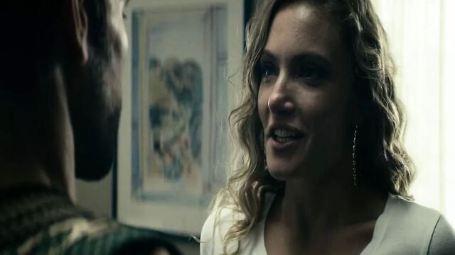 Мужчиной-супергероем доминирует возбужденное гражданское лицо