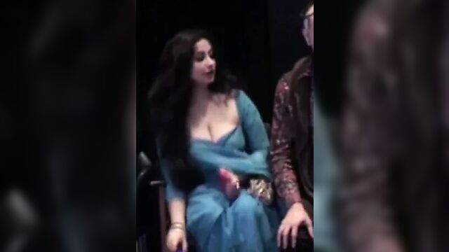 Divya Dutta показывает ее большие сиськи на публике