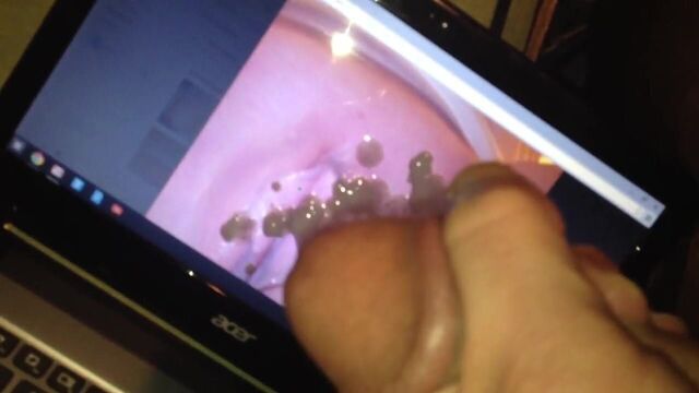 Мужчина мастурбирует