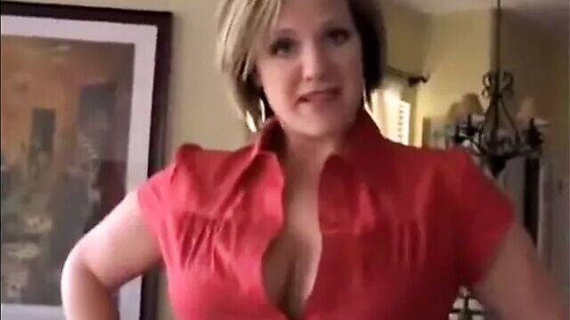 Мамочка раздевается