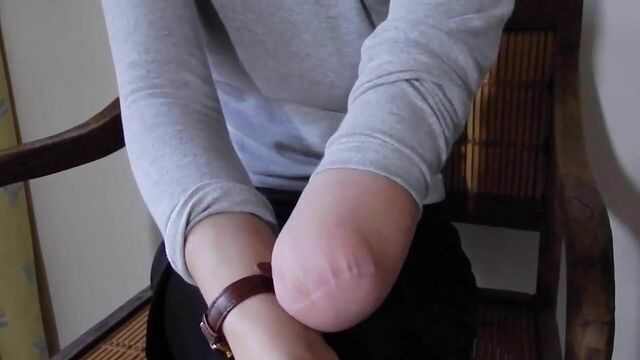 Рука с ампутированной рукой надевает часы