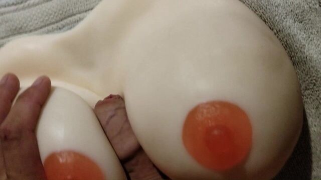 Грудь мастурбирует в замедленной съемке