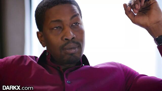 DarkX Danni River принимает большой черный член Isiah