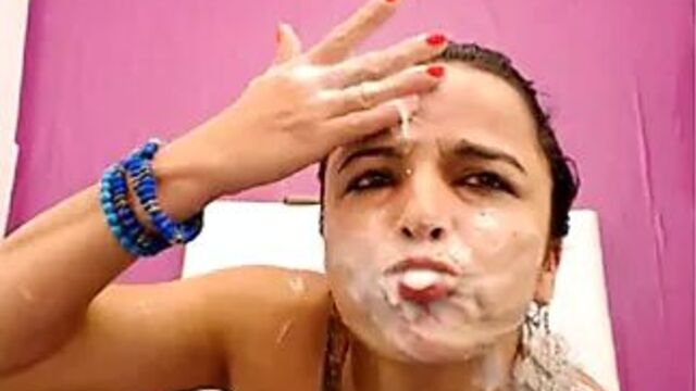 Колумбийская милфа перед камерой сквиртует