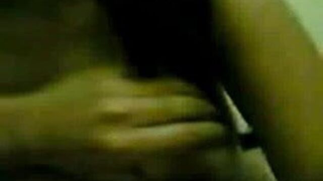 Красивая индонезийская девушка с большими сиськами скачет