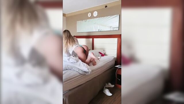 Britt обожает свои дилдо