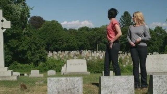 Casey Wilson и June, Diane Raphael показывают свои жопы