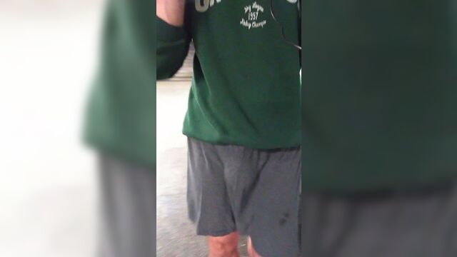 Большая выпуклость в спортивных штанах