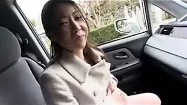 Азиатская милфа показывает большие соски в машине