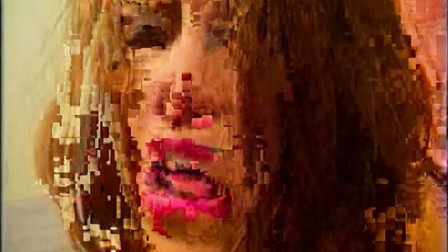 Хорошенькая крошка-брюнетка с розовыми губами и изможденной фигурой наслаждается тем, что ее забирают в коричневый город