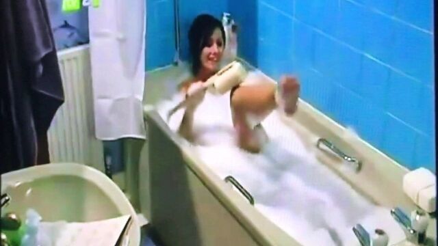 Kim Marsh (обнаженная сцена в ванной)