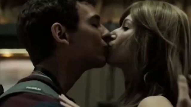 Красивые сцены горячего поцелуя из фильма Кража денег, часть 1