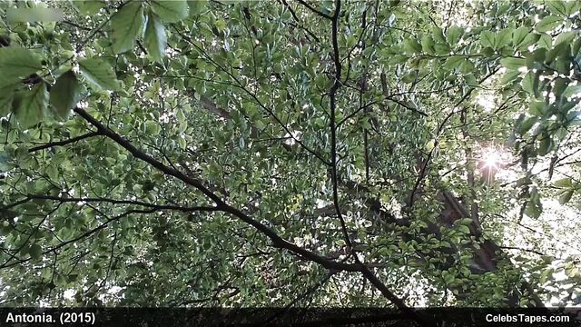 Знаменитость Linda Caridi выставляет напоказ ее волосатую киску и горячий секс