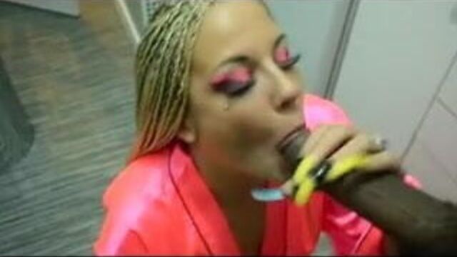 Минет с длинными ногтями