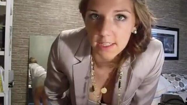 Подглядывает за декольте без лифчика и снимает рубашку