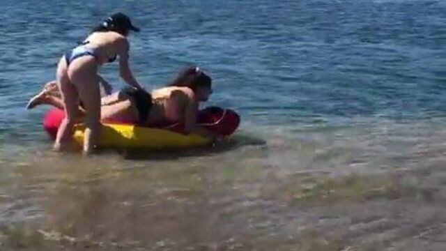 Noah Cyrus и толстый друг на пляже