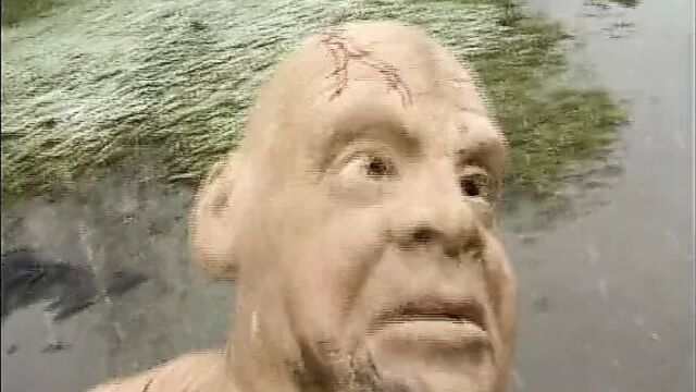 Толстую женщину трахнули на улице в грязи