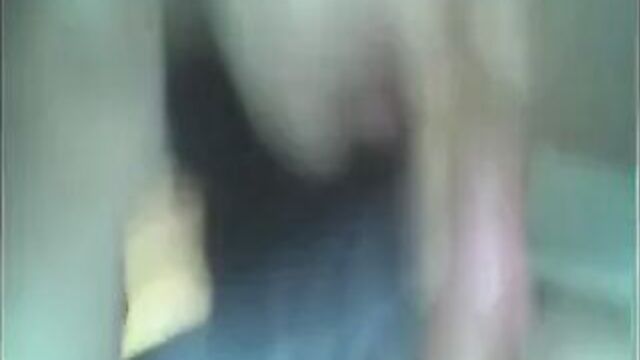 Тетя соблазнила паренька коротким минетом