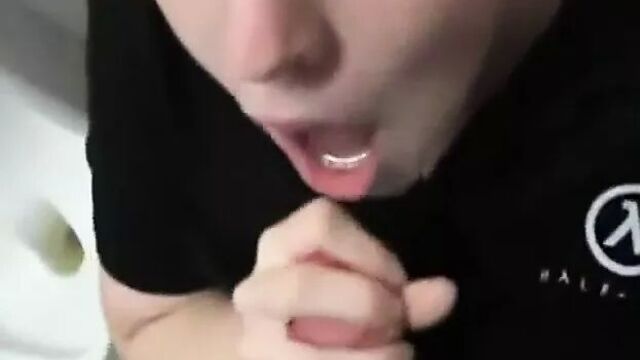 Получают минет с камшотом и глотанием в офисной ванной