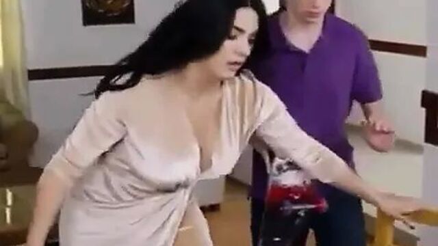 Горячая милфа тащит друга своего сына в ее дом и целует его