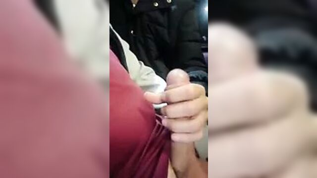 Британская домохозяйка-шлюшка-гопница дрочит в автобусе