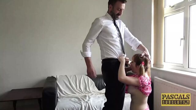 Pascalssubsluts - миниатюрную вишневую англичанку трахают в сперму и кормят спермой