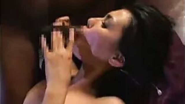 Красивая японская Maria Ozawa и черный член