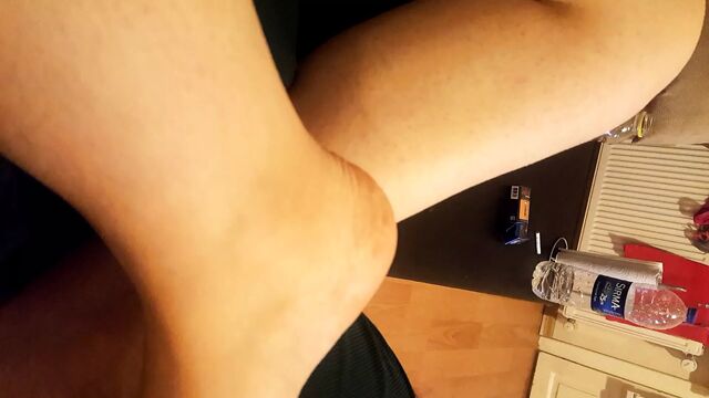 Выскользнувшие трусики жены, выскользнувшая киска, половые губы из трусиков