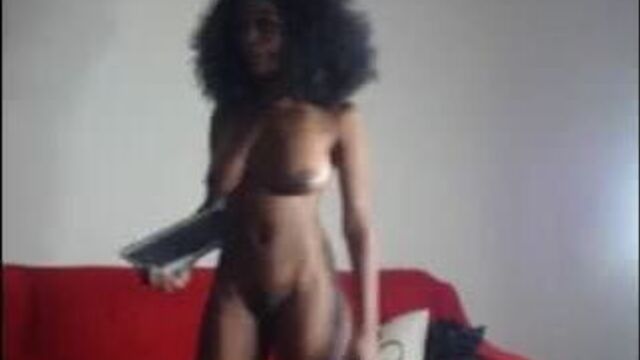 Обнаженная черная красотка