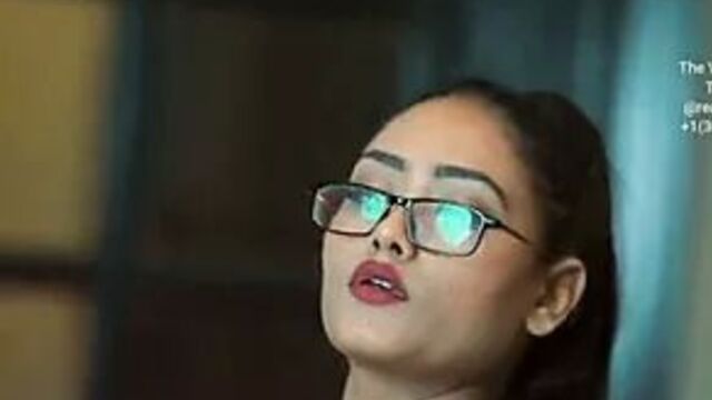 Девушка с Twinkle показывает исключительно сиськи и киску