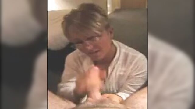 Милфа, пьющая сперму