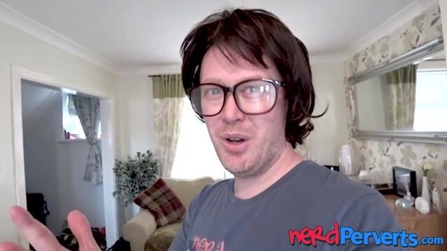 Британскую телочку с большими изгибами склоняют заниматься сексом