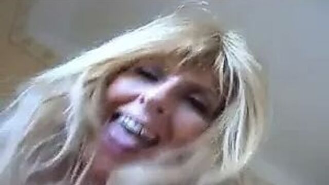 Милфа подпрыгивает на большом черном члене