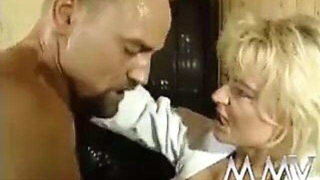 MMV FILMS грубую немецкую зрелую жестко трахнули