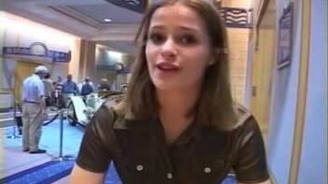 Elle показывает музей в чате