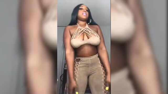 Черная телочка с большой попкой сложила офигенную задницу без обнажения