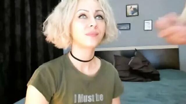 Девушка-блондинка трахнула яйца глубоко в ее рот