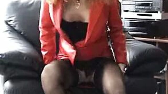 Lady Claire в чулках играет