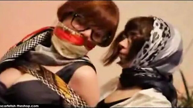 Розовый шарф в бондаже