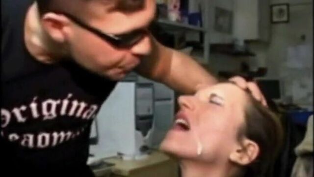 Плюет в лицо