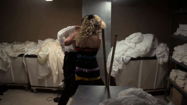 Сцена секса Kirsten Dunst в становлении богом в Центральной Флориде