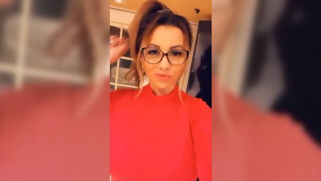 Adriana Jimenez в очках