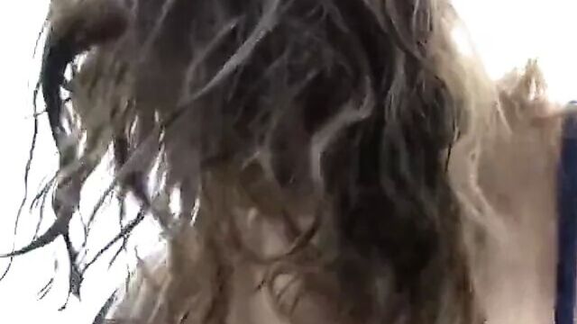 Симпатичная миниатюрная трахается в дождь, чешский уличный пикап