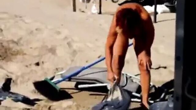 Нудистская пара в кемпинге