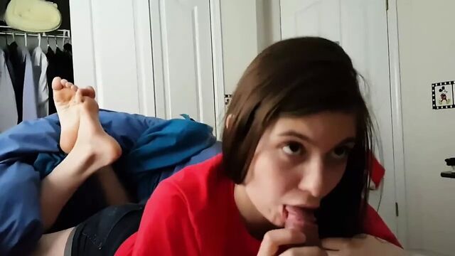 Симпатичная девушка сосет необрезанный хуй. глотает