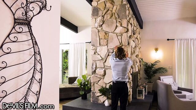 Он шпилит волосатую киску кролика Colby во время посещения дома