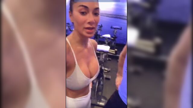 Nicole Scherzinger в спортзале показывает большое декольте в белом топе