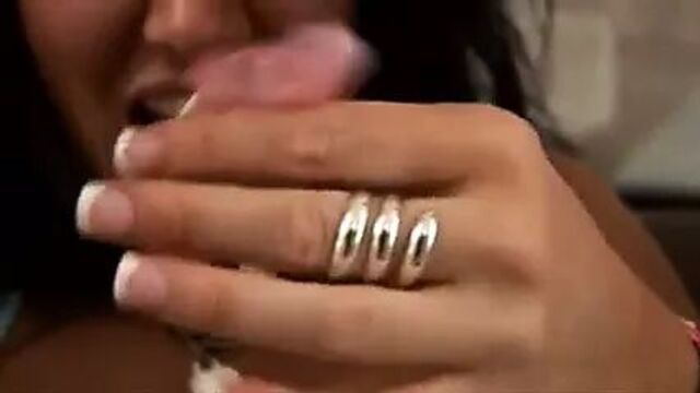 Taryn пьет сперму из презерватива