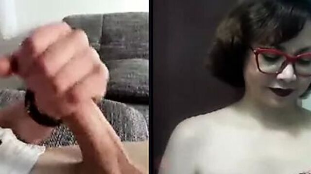 Любительница наблюдать, как мужчины дрочат их хуи перед вебкамерой