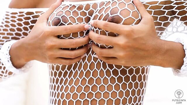 Putri Cinta показывает тугое очко